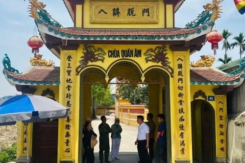 Bàng hoàng phát hiện thi thể trẻ sơ sinh cuốn chặt trong áo mưa trước cổng chùa ở Hải Phòng