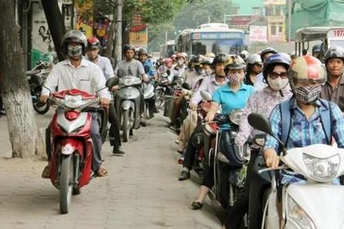 Thói quen xấu xí 'khó bỏ' của một số người đi xe máy ở TPHCM