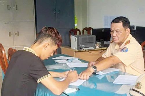 Tịch thu phương tiện người dùng chân điều khiển xe máy, tay sử dụng ĐTDĐ
