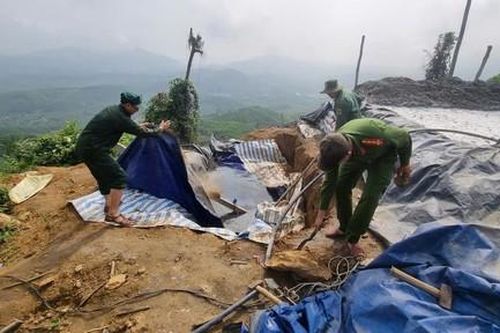 Giá vàng lên cao, người dân lại kéo vào Bồng Miêu 'cày xới'