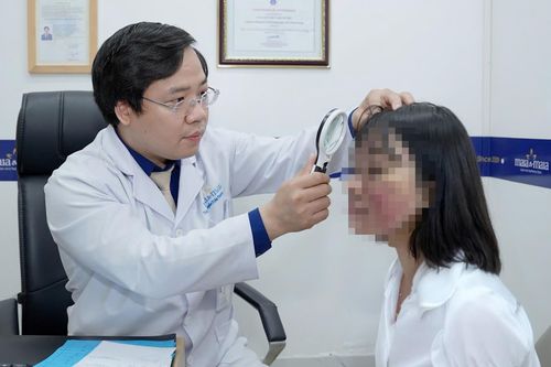 Mặt sưng phù vì tin 'kem trị mụn từ thiên nhiên' trên TikTok