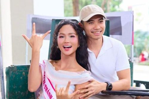 H'Hen Niê: 'Chồng thường dậy sớm nấu đồ ăn sáng cho tôi'
