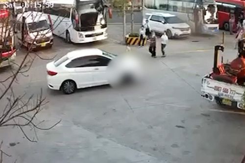 Bé gái 2 tuổi bị ô tô tông tử vong ở trạm dừng chân cao tốc TP.HCM - Trung Lương