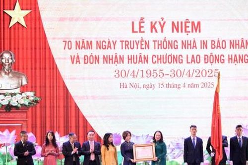 Nhà in Báo Nhân Dân đón nhận Huân chương Lao động hạng Ba