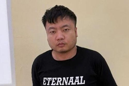 Người nước ngoài nhập cảnh trái phép đi lang thang trên hè phố Hà Nội