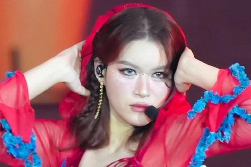 Sao nữ nhà giàu trong show 'Chị đẹp đạp gió' hát, nhảy, đánh trống 'bằng cả tính mạng' tại concert