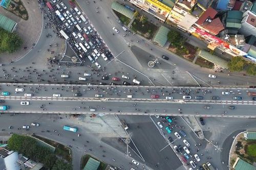 Hà Nội 'mạnh tay' xén vỉa hè, dải phân cách và dỡ đảo giao thông để giảm ùn tắc