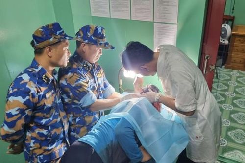 Quân y nhà giàn DK1/14 cấp cứu ngư dân gặp nạn trên biển