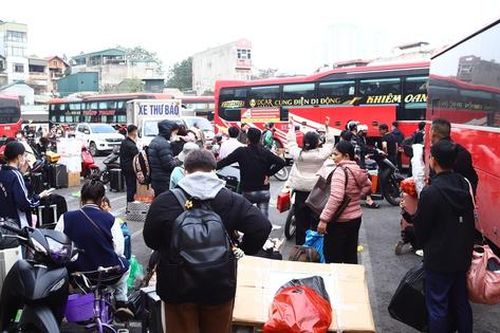 Bến xe Hà Nội tăng cường hàng trăm xe, đáp ứng nhu cầu tăng 350% dịp 30/4