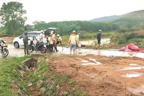Trú mưa trong chòi, 7 người bị sét đánh trúng