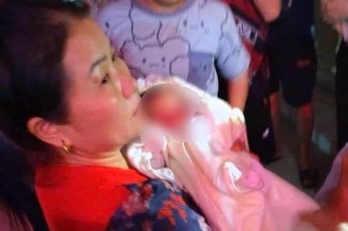 Bé trai hơn 1 tháng tuổi bị bỏ rơi trong đêm