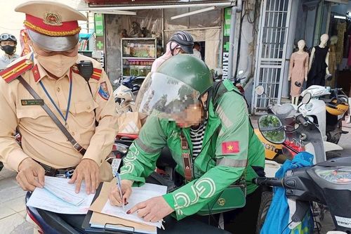 Cố tình đi ngược chiều, nhiều tài xế công nghệ bị xử phạt nặng