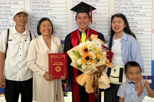 Bố mẹ không học đến lớp 10 nuôi con thành thạc sĩ, bác sĩ