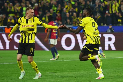 Cú hat-trick của Guirassy trong trận Dortmund thắng Barca