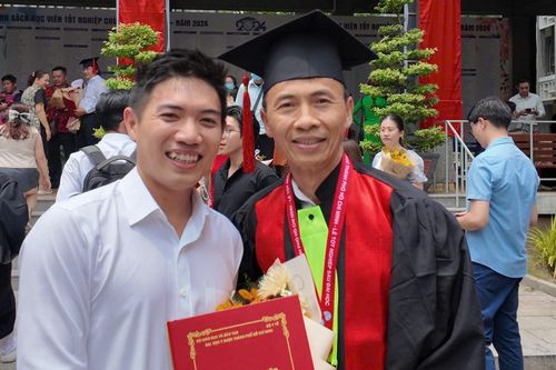 Chàng trai cởi lễ phục tốt nghiệp, mặc cho người đặc biệt