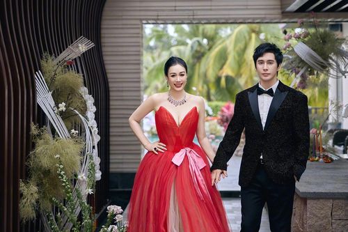 Chung Lệ Đề gợi cảm bên chồng kém 12 tuổi