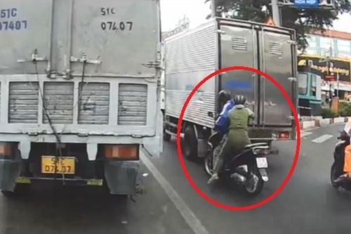 Đèn tín hiệu 'nhảy múa', ôtô tải phanh gấp ở TP.HCM