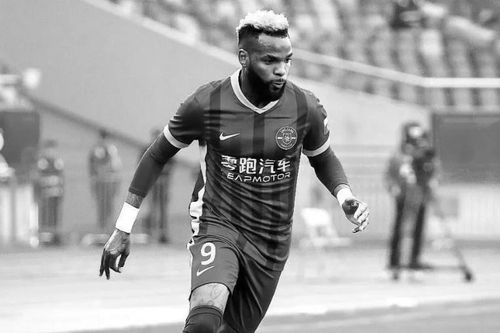 Tiền đạo Gabon qua đời khi rơi từ tầng 11