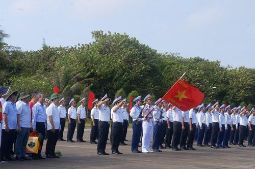 Thiêng liêng Lễ chào cờ trên đảo Trường Sa