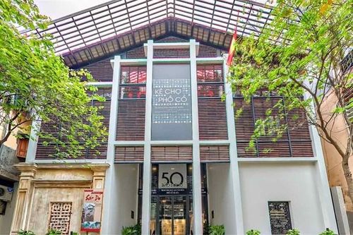 Phố cổ Hà Nội rộn rã dịp kỷ niệm 50 năm Ngày Giải phóng miền Nam
