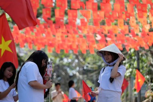 Lan tỏa tình yêu Tổ quốc từ những tuyến đường cờ hoa