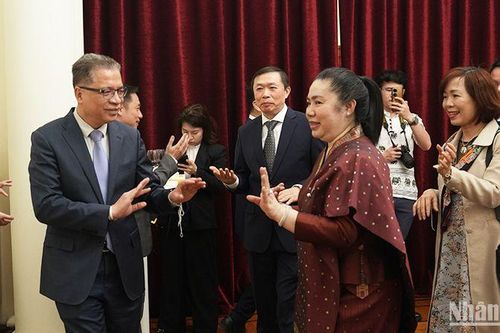 Cùng hòa chung điệu múa lăm vông tại 'Xứ sở Bạch Dương'