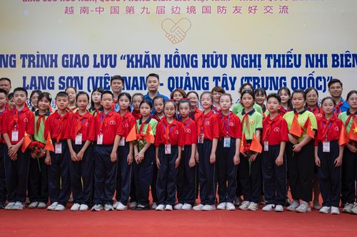 Học sinh Việt Nam và Trung Quốc cùng vẽ nón lá, làm đồ gốm sứ truyền thống