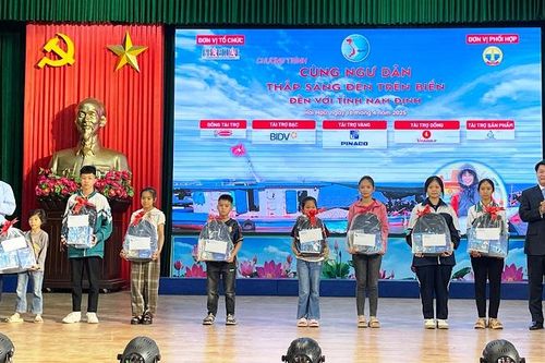 'Cùng ngư dân thắp sáng đèn trên biển' đồng hành cùng ngư dân Nam Định