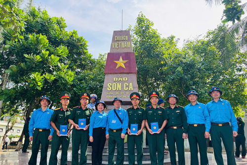 Đoàn cán bộ Công đoàn Quân đội thăm, tặng quà trên quần đảo Trường Sa