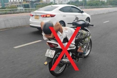 Công an Đà Nẵng xử lý đối tượng thả 2 tay, nằm dài trên mô tô khi lưu thông