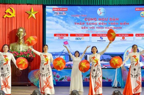 'Cùng ngư dân thắp sáng đèn trên biển' đến với ngư dân tỉnh Nam Định