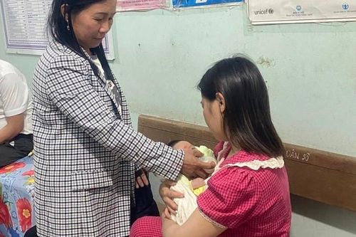 Bé 1 tháng tuổi bị bỏ rơi trước cổng nhà dân ở Nghệ An