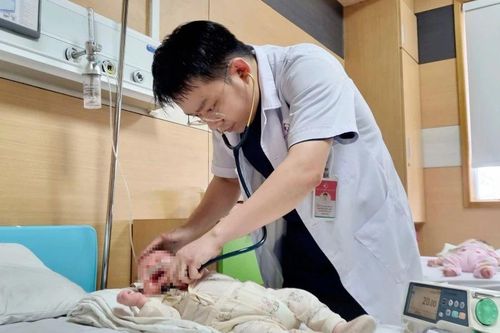 Cấp cứu bé trai 1 tháng tuổi ở Phú Thọ bị suy hô hấp, viêm phổi nặng do RSV