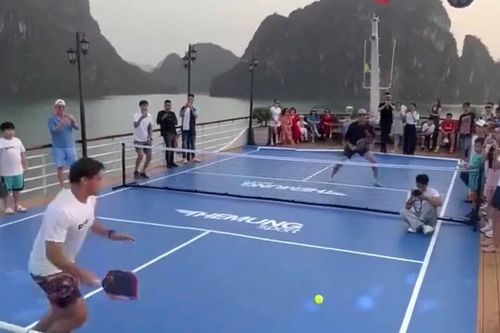 Du khách lao xuống vịnh Hạ Long khi đang chơi Pickleball trên boong tàu