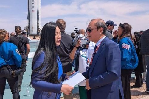 Đại sứ Việt Nam tại Hoa Kỳ trao thư của Chủ tịch nước Lương Cường cho người phụ nữ gốc Việt đầu tiên bay vào vũ trụ