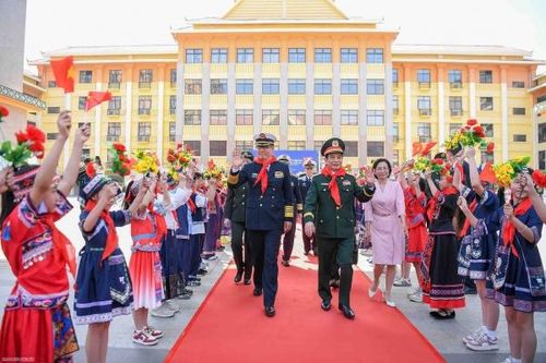 Bộ trưởng Quốc phòng Việt Nam và Trung Quốc giao lưu cùng học sinh hai nước