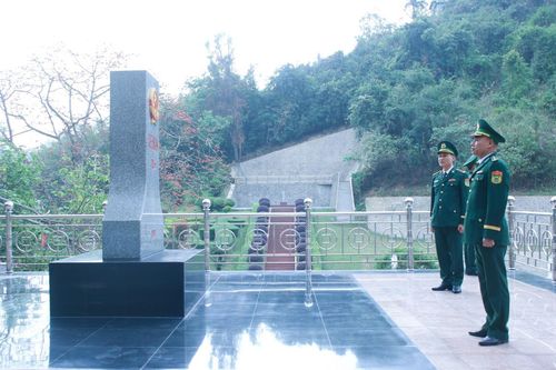 Quân và dân biên giới hướng về ngày hội lớn