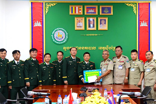 Thăm, tặng quà, chúc Tết lực lượng vũ trang và nhân dân Lào, Campuchia