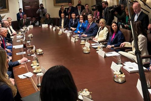 Reuters, AP và Bloomberg mất quyền ưu tiên trong nhóm báo chí Nhà Trắng