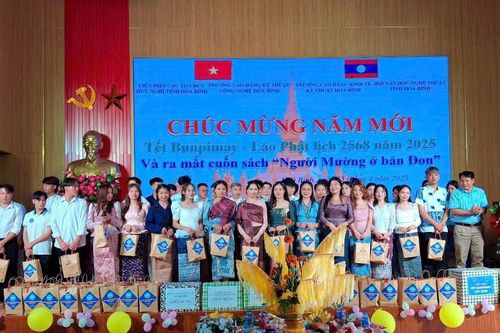 Sinh viên Lào đón Tết cổ truyền Bunpimay 2025 tại Hòa Bình
