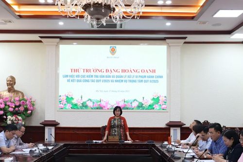 Thứ trưởng Bộ Tư pháp Đặng Hoàng Oanh làm việc với một số đơn vị