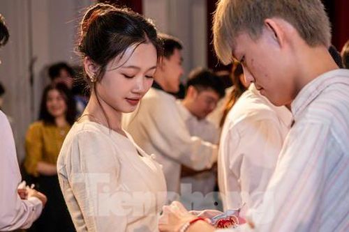 Độc đáo lễ hội té nước và buộc chỉ cổ tay của sinh viên Lào tại Đại học Hạ Long