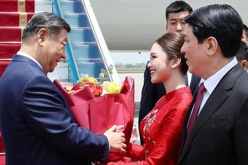 Nữ sinh Học viện Ngoại giao chia sẻ khoảnh khắc tặng hoa Tổng Bí thư, Chủ tịch nước Trung Quốc Tập Cận Bình