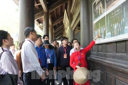 Thanh niên Trung Quốc tham quan Chùa Bái Đính