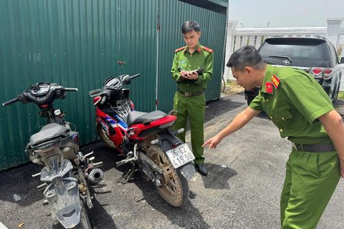 Hàng chục đối tượng mang hung khí rượt đuổi đánh nhau trên đường