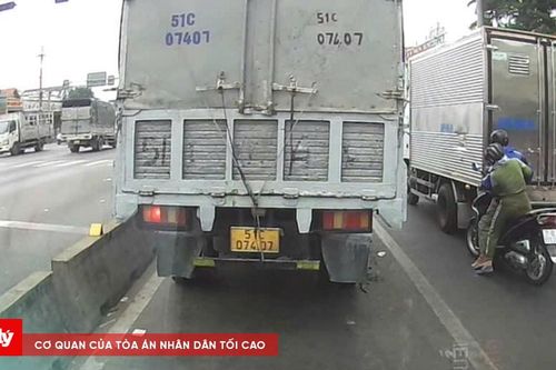 Tông vào đuôi xe tải vì đèn tín hiệu đột ngột chuyển màu