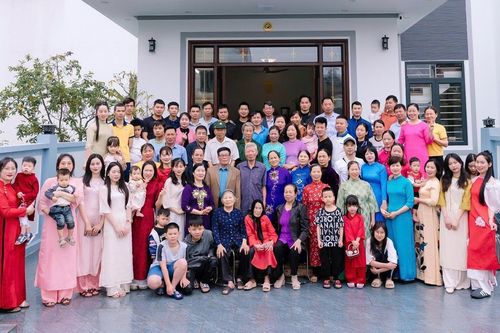 Cụ bà 114 tuổi ở Hà Nội có hơn 100 con cháu, khi sum họp nhà đông như trẩy hội