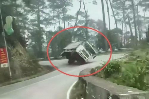 Xe tải bị lật khi đổ đèo và kinh nghiệm xương máu của tài xế
