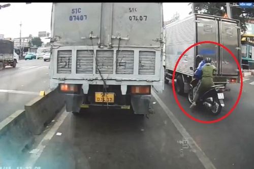 Xác minh đèn tín hiệu 'nhảy múa', ô tô tải phanh gấp khiến xe máy dính chặt đuôi