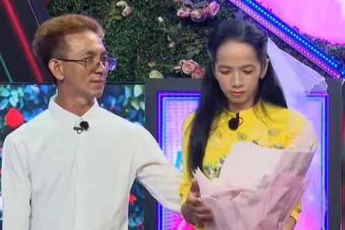 Chàng trai quỳ gối cầu hôn cô gái 'tình trường éo le' ngay trên sân khấu